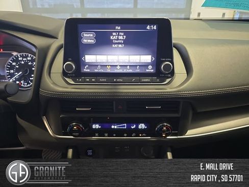 Used 2024 Nissan Rogue SV AWD/4WD image 17