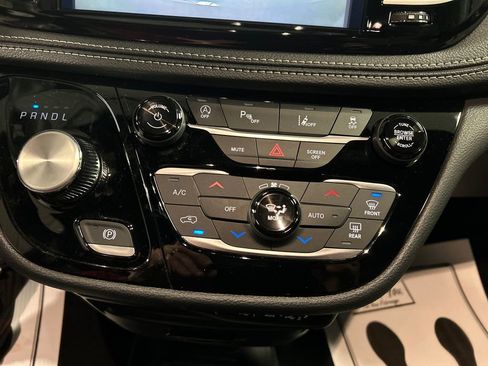 Used 2024 Chrysler Pacifica Touring-L w/ S Appearance Package FWD image 19
