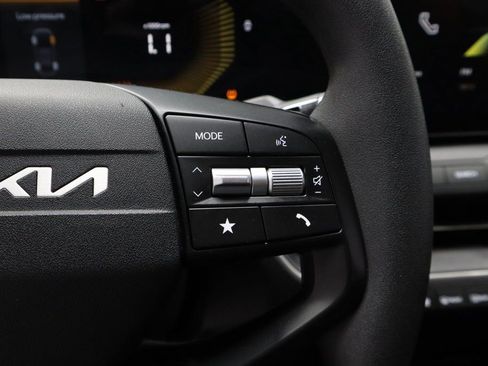 Used 2025 Kia K4 LXS image 28
