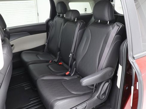 Used 2024 Kia Carnival LX image 11