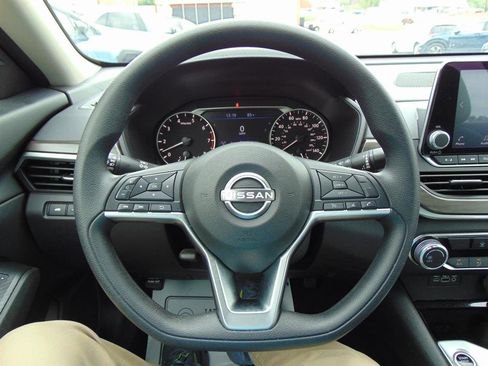 Used 2024 Nissan Altima 2.5 SV FWD image 35