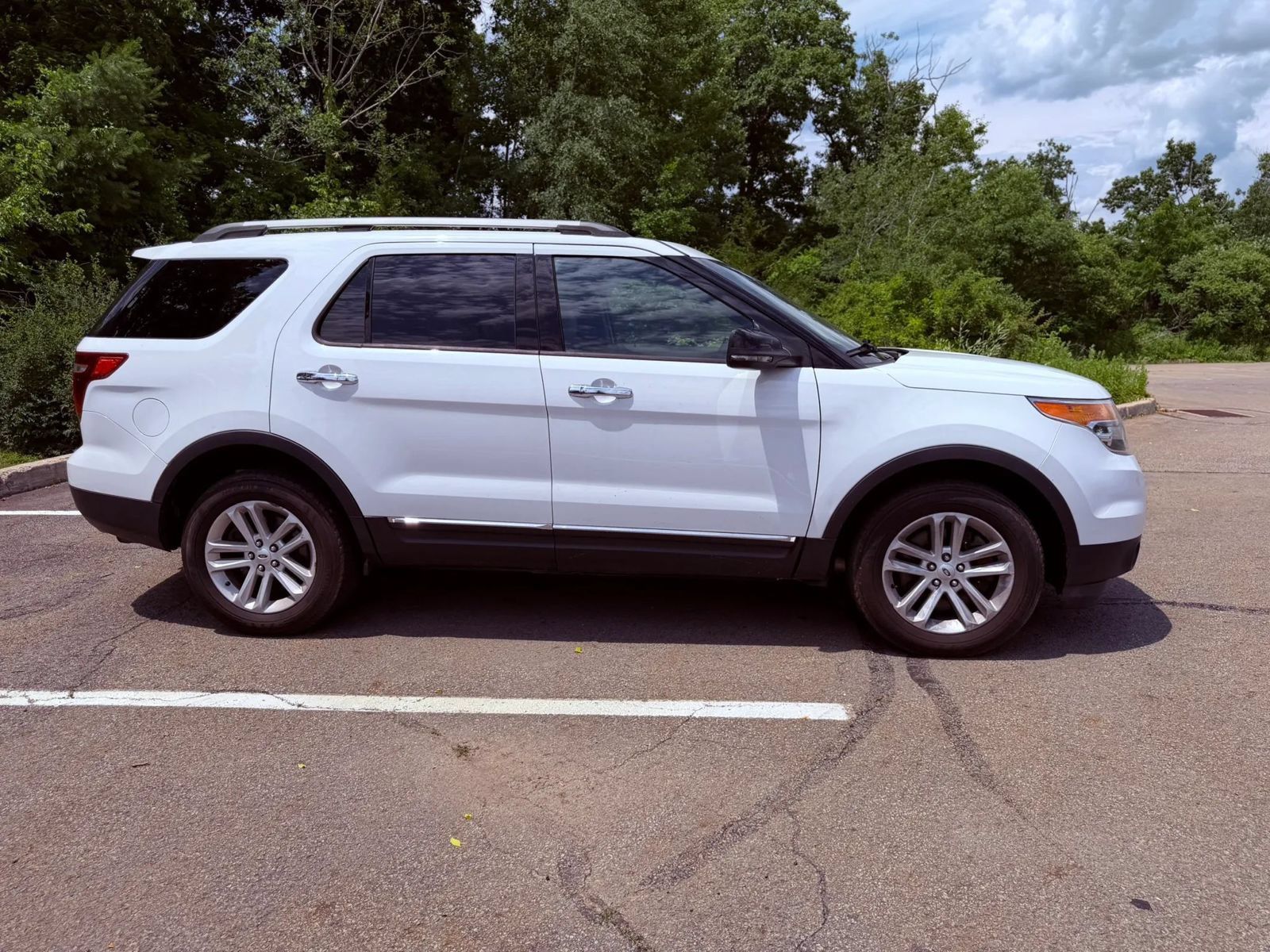 Used 2015 Ford Explorer XLT w/ Equipment Group 202B AWD/4WD image 4