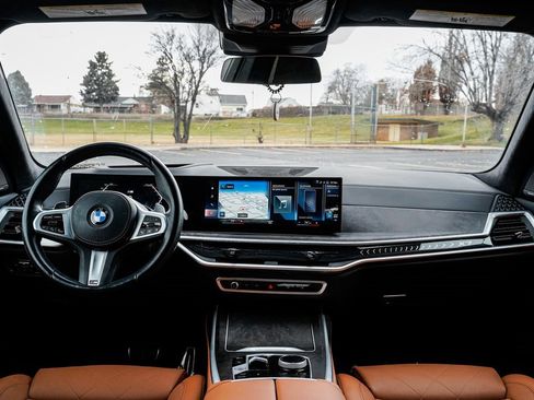 Used 2023 BMW X7 xDrive40i w/ M Sport Package image 11