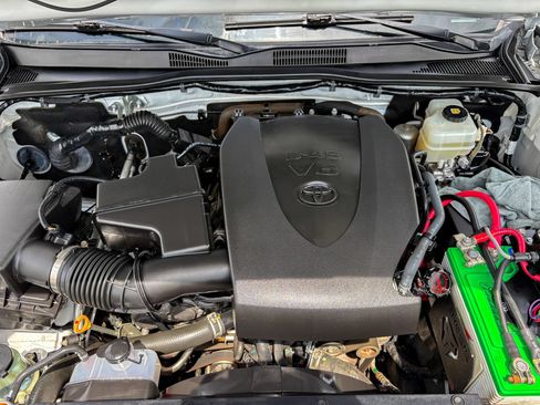 Used 2018 Toyota Tacoma TRD Off-Road AWD/4WD image 36