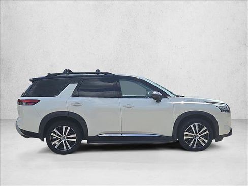 Used 2024 Nissan Pathfinder Platinum w/ Lighting Package (N93) FWD image 4