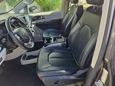 Used 2019 Chrysler Pacifica Touring-L FWD image 24
