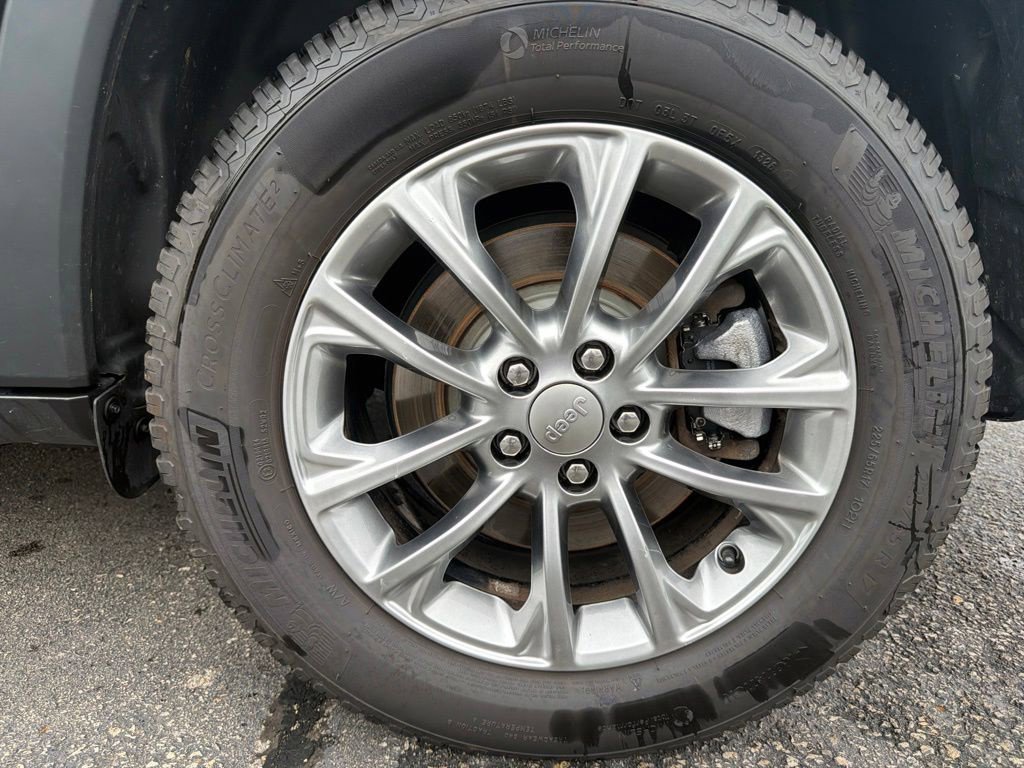 Used 2019 Jeep Cherokee Latitude Plus w/ Comfort/Convenience Group AWD/4WD image 22