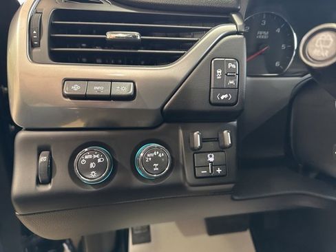 Used 2019 Chevrolet Suburban Premier image 16