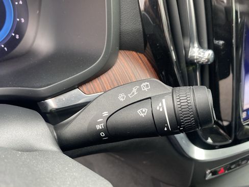 Used 2025 Volvo V60 B5 Cross Country Plus image 37