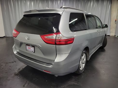 Used 2019 Toyota Sienna LE w/ LE Preferred Package image 8