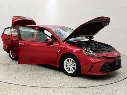 Used 2025 Toyota Camry LE image 9