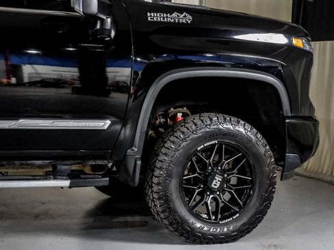 Used 2024 Chevrolet Silverado 2500 High Country w/ High Country Premium Package AWD/4WD image 7