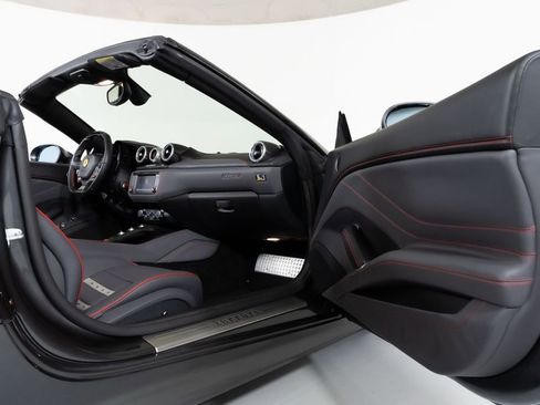 Used 2015 Ferrari California T RWD image 40