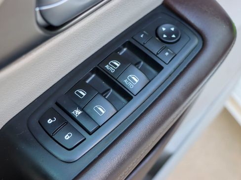 Used 2017 Chrysler Pacifica Touring-L FWD image 11