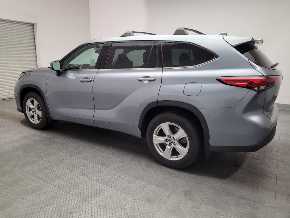 Used 2020 Toyota Highlander LE FWD image 3