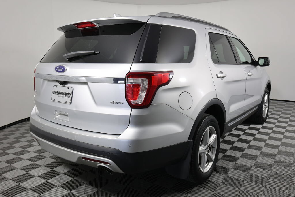 Used 2017 Ford Explorer XLT AWD/4WD image 2