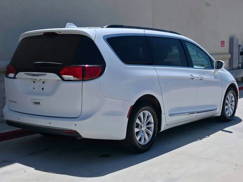 Used 2017 Chrysler Pacifica Touring-L FWD image 3