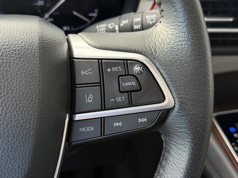 Used 2024 Toyota Sienna XLE FWD image 22