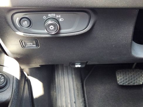 Used 2022 GMC Terrain SLE w/ Driver Convenience Package image 18