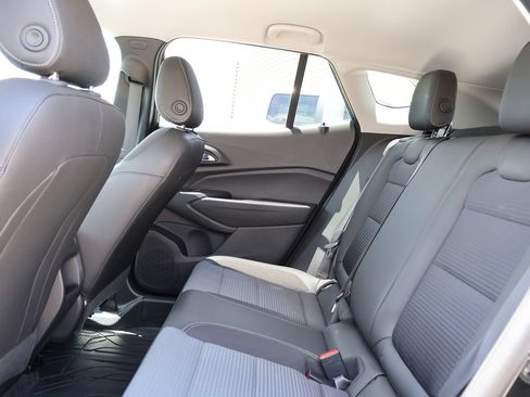 Used 2025 Chevrolet Trax LT w/ LT Convenience Package FWD image 17