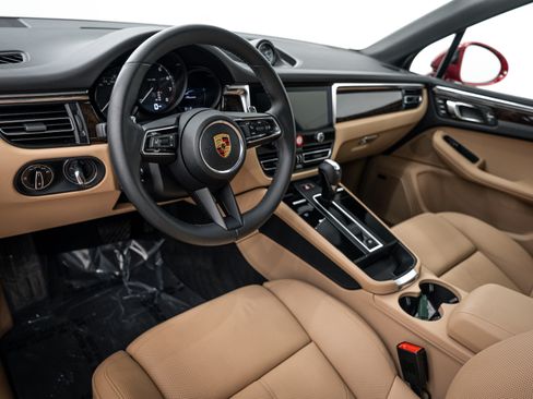 Certified 2026 Porsche Macan AWD/4WD image 4