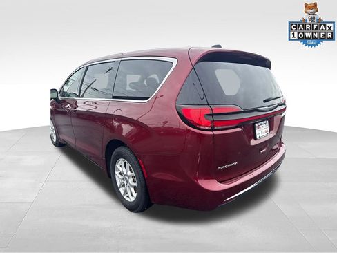 Used 2023 Chrysler Pacifica Touring-L FWD image 5