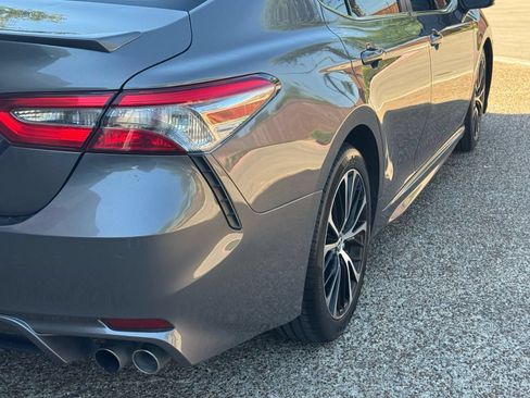 Used 2018 Toyota Camry SE FWD image 4