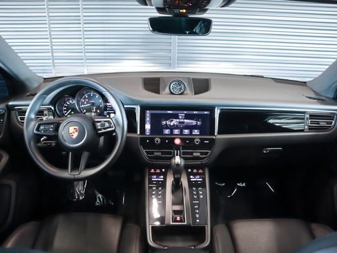 Certified 2022 Porsche Macan image 12