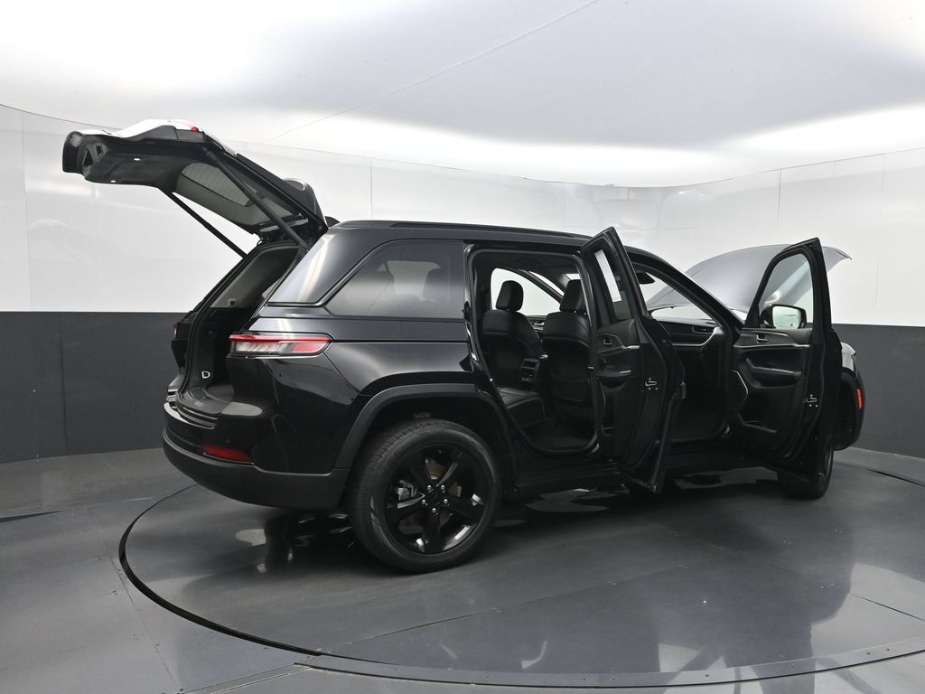 Used 2023 Jeep Grand Cherokee Limited w/ Black Appearance Package AWD/4WD image 42