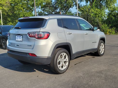 Used 2024 Jeep Compass Latitude AWD/4WD image 4