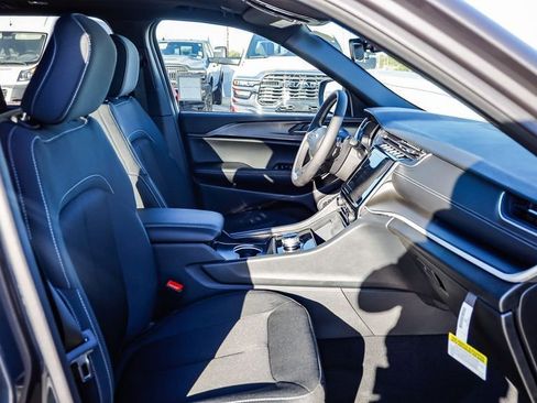 New 2025 Jeep Grand Cherokee Laredo X w/ Luxury Tech Group I image 18