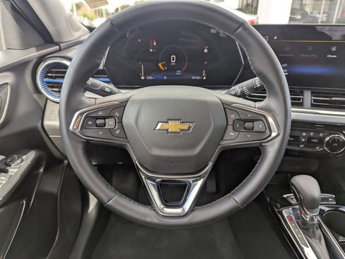 Certified 2025 Chevrolet Trax LT w/ LT Convenience Package image 11