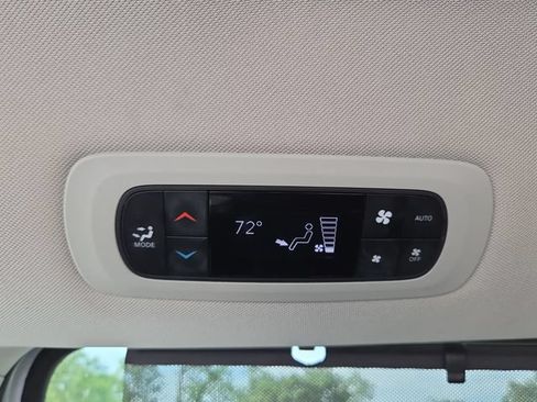 Used 2023 Chrysler Pacifica Touring-L FWD image 15
