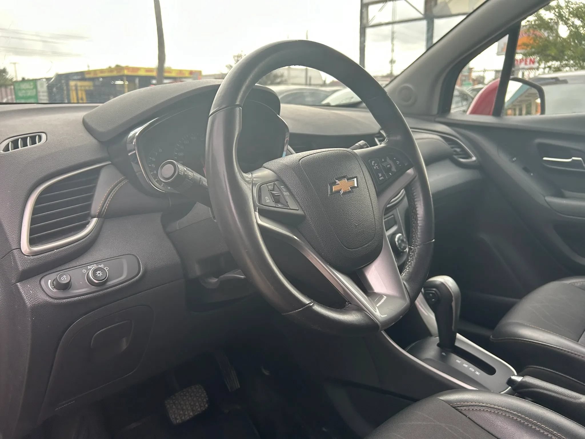 Used 2018 Chevrolet Trax LT w/ LT Convenience Package FWD image 11