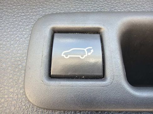 Used 2022 Toyota Highlander XLE FWD image 21