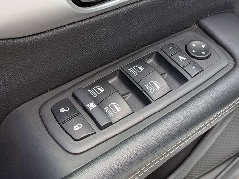 Used 2025 Chrysler Pacifica Limited FWD image 13