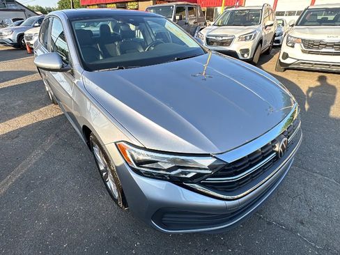 Used 2024 Volkswagen Jetta SE FWD image 3