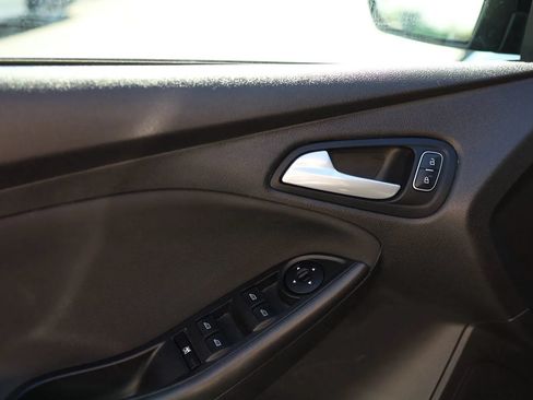 Used 2017 Ford Focus SEL w/ Cold Weather Package FWD image 10