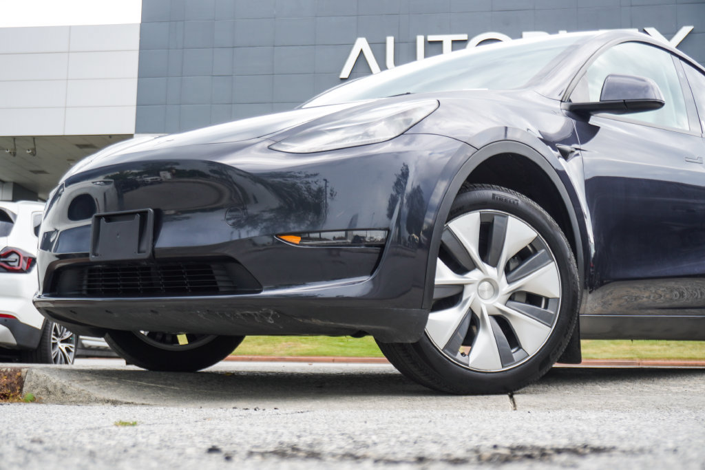 Used 2024 Tesla Model Y Long Range AWD/4WD image 2