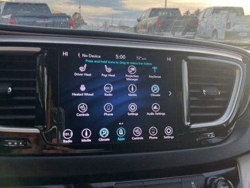 Used 2019 Chrysler Pacifica Touring-L FWD image 47