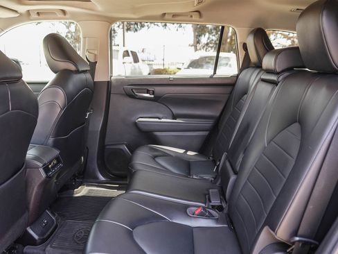 Used 2022 Toyota Highlander XLE FWD image 18