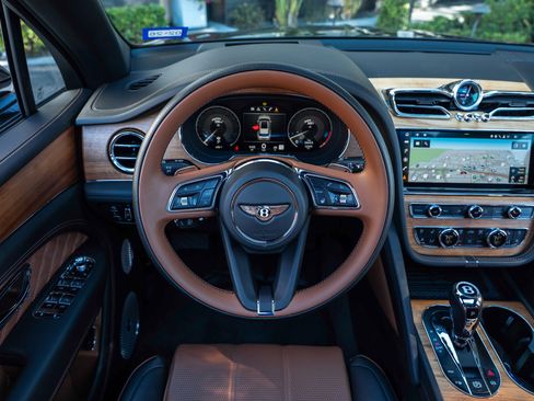 Used 2023 Bentley Bentayga image 29