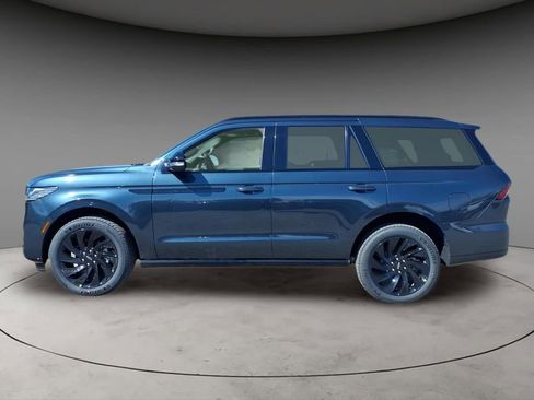 New 2026 Lincoln Navigator Reserve AWD/4WD image 2