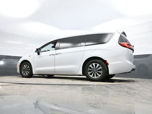 Used 2024 Chrysler Pacifica Select image 50