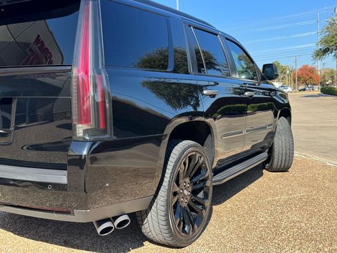Used 2018 Cadillac Escalade Luxury image 4