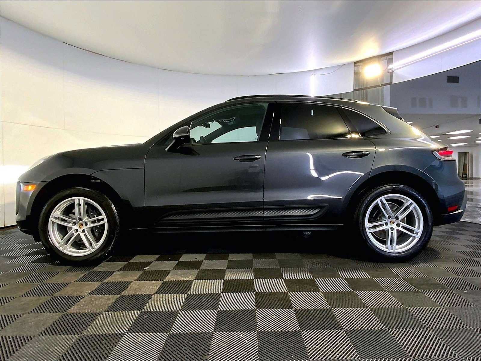 Used 2026 Porsche Macan AWD/4WD image 2