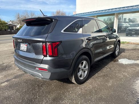 Used 2023 Kia Sorento LX image 5