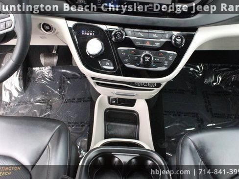 Used 2023 Chrysler Pacifica Touring-L image 14