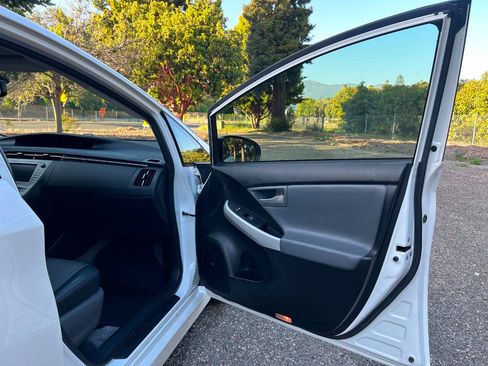 Used 2013 Toyota Prius Four w/ Deluxe Solar Roof Pkg FWD image 33