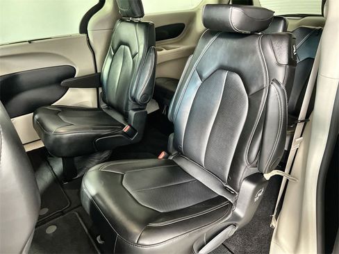 Used 2024 Chrysler Pacifica Touring-L image 23